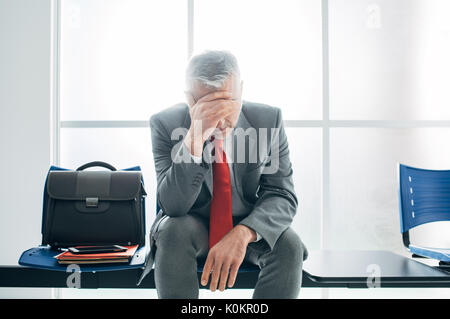 Déprimé a souligné portrait dans la salle d'attente et d'attente pour une entrevue d'emploi, le chômage et l'échec de l'entreprise concept Banque D'Images