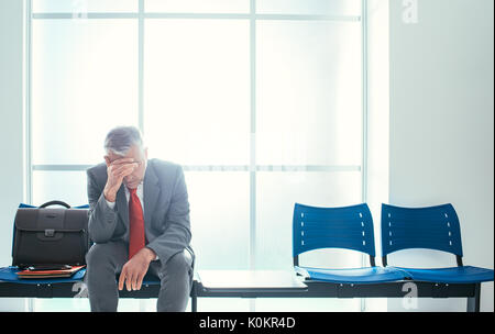 Déprimé a souligné portrait dans la salle d'attente et d'attente pour une entrevue d'emploi, le chômage et l'échec de l'entreprise concept Banque D'Images