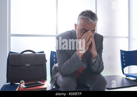 Déprimé a souligné portrait dans la salle d'attente et d'attente pour une entrevue d'emploi, le chômage et l'échec de l'entreprise concept Banque D'Images