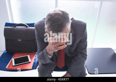 Déprimé a souligné portrait dans la salle d'attente et d'attente pour une entrevue d'emploi, le chômage et l'échec de l'entreprise concept Banque D'Images