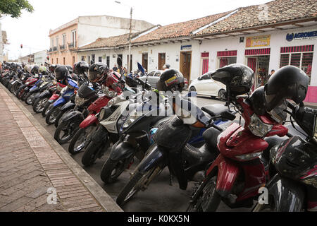10 juillet 2017, Buga Valle de Cauca, Colombie : motos garées le long de la rue de la ville coloniale Banque D'Images