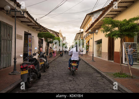 10 juillet 2017, Buga Valle de Cauca, Colombie : une moto à travers le centre-ville colonial de la ville de pèlerinage populaire Banque D'Images
