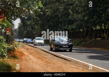 La conduite sur véhicules Waiyaki Way vers Nairobi, Kenya Banque D'Images