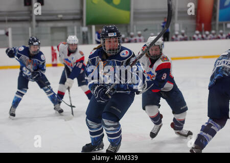 Saint-pétersbourg, Russie - Février 17, 2016 : Alyona Polenska (centre) de l'équipe féminine de hockey sur glace, le Dinamo Moscow dans le match contre l'Biryusa Banque D'Images