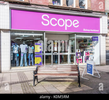 Portée magasin de charité, Bishop Auckland, England, UK Banque D'Images