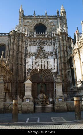 Espagne : la porte de l'île de la cathédrale Sainte Marie de l'voir, la Cathédrale de Séville, l'ancienne mosquée consacrée comme église catholique en 1507 Banque D'Images