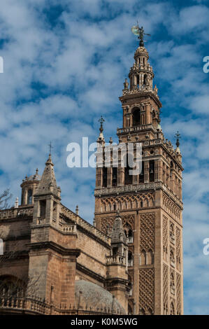 La Giralda, le clocher de la Cathédrale de Séville le construit comme minaret dans la période mauresque avec un style Renaissance top ajouté, après l'expulsion des musulmans Banque D'Images