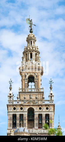 La Giralda, le clocher de la Cathédrale de Séville le construit comme minaret dans la période mauresque avec un style Renaissance top ajouté, après l'expulsion des musulmans Banque D'Images