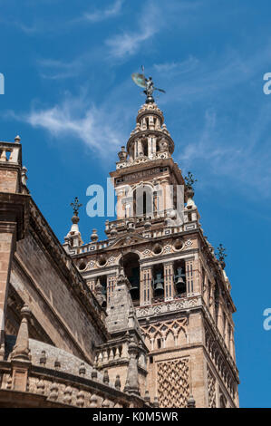 La Giralda, le clocher de la Cathédrale de Séville le construit comme minaret dans la période mauresque avec un style Renaissance top ajouté, après l'expulsion des musulmans Banque D'Images