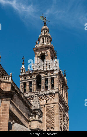 La Giralda, le clocher de la Cathédrale de Séville le construit comme minaret dans la période mauresque avec un style Renaissance top ajouté, après l'expulsion des musulmans Banque D'Images