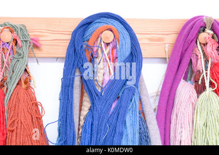 Hand Dyed et laine filées avec une gamme de coloris éclatants hanging on pegs en studio Banque D'Images