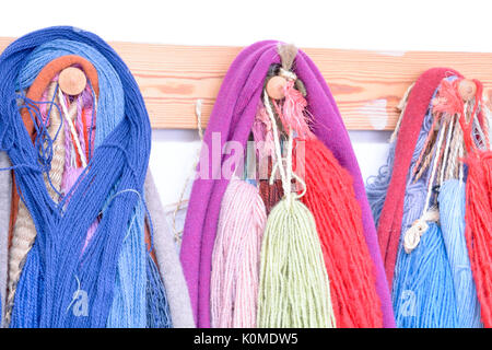 Hand Dyed et laine filées avec une gamme de coloris éclatants hanging on pegs en studio Banque D'Images