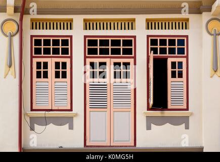 Boutique en chinois traditionnel en bois rose extérieur de maison avec les majorquines et façade blanche dans le district de Joo Chiat Singapore Banque D'Images