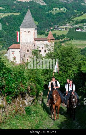 Castel Forte, le Tyrol du Sud, Italie. L'équipe de Castelrotto Koenigswarte infront de Castel Forte Banque D'Images
