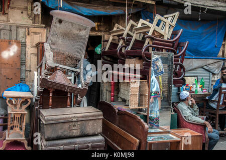 Les vieux meubles à vendre, Chor Bazar, Mumbai, Maharashtra, Inde, Asie Banque D'Images