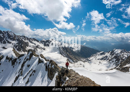 Chienes, Tyrol du Sud, Italie. Le long de la crête de l'alpiniste à Monte Gruppo / Hochgrubbachspitze. Banque D'Images