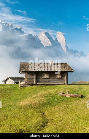 Passo Gardena, Dolomites, Tyrol du Sud, Italie. Cabane de montagne, en face des montagnes de la Groupe du Sella Banque D'Images