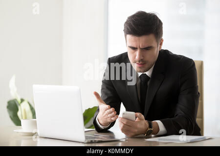 Irrité businessman agacé par appel téléphonique, message incorrect, Brok Banque D'Images