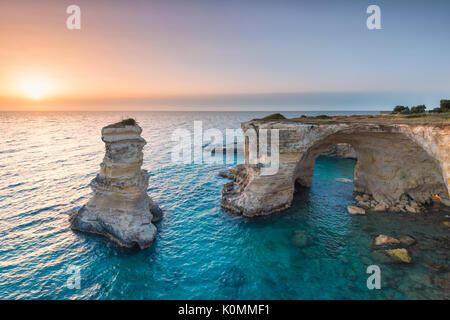 Melendugno, province de Lecce, Pouilles, Salento, en Italie. Les Faraglioni à Torre Sant'Andrea Banque D'Images