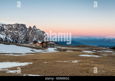 Alpe di Siusi / Seiser Alm, Dolomites, Tyrol du Sud, Italie. L'aube sur plateau de Bullaccia/Puflatsch. Dans l'arrière-plan les sommets de Sciliar Banque D'Images