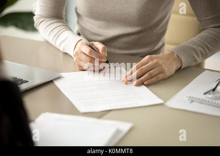 Signature femme document, l'accent sur la signature, de mettre la main féminine Banque D'Images