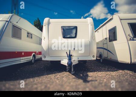 Les remorques d'occasion à vendre. Les campeurs et RVs Lot Concession. Banque D'Images