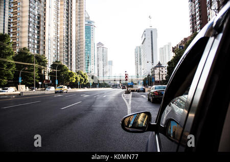 Location fait son chemin vers le bas une autoroute chinoise à Shanghai, au milieu de bureaux de grande hauteur et les immeubles à appartements Banque D'Images