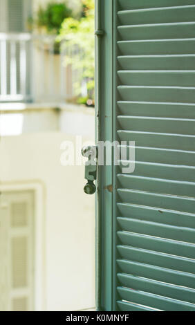 Volets en bois vert ouvert avec vue sur le quartier balcon Banque D'Images