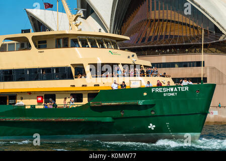 Gros plan du Ferry Manley passant à proximité de l'Opéra de Sydney, Sydney, New South Wales, Australia Banque D'Images