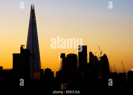 UK, Londres, rétroéclairé silhouette de gratte-ciel modernes dans City of London, y compris le tesson, le walkie talkie tower et le Gherkin Banque D'Images
