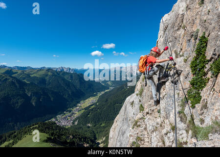 Col Rodella, Dolomites, Trentino, en Italie. Grimpeur sur la via ferrata au sommet du Col Rodella Banque D'Images