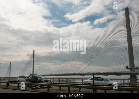 Voitures voyageant sur le pont de Forth Road quelques jours avant la dérivation à la nouvelle ouverture de passage de Queensferry le 30 août 2017, Écosse, Royaume-Uni Banque D'Images