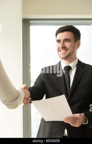 Happy smiling businessman wearing suit shaking femme main, maintenez Banque D'Images