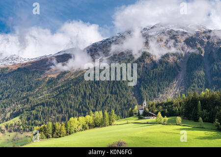 / Mareit Mareta, Racines / Saariselkä, la province de Bolzano, le Tyrol du Sud, Italie. L'église Sankt Magdalena Banque D'Images