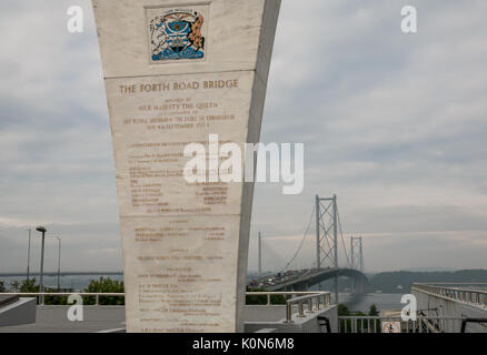 South Queensferry, Midlothian, Ecosse, Royaume-Uni. Vue de South Queensferry du monument commémorant l'ouverture de l'actuel pont de Forth Road par la Reine en 1964 Banque D'Images