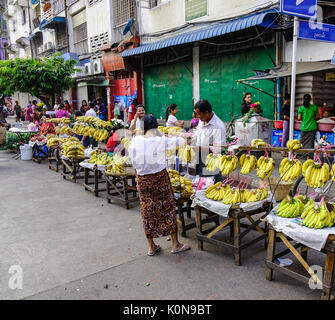 Yangon, Myanmar - Feb 13, 2017. Les personnes vendant banana à street market à Yangon, Myanmar. Yangon est la plus grande ville du pays avec une population au-dessus Banque D'Images