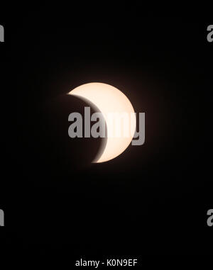 Photo de l'éclipse solaire de midi ; la lune entre la terre et le soleil Banque D'Images