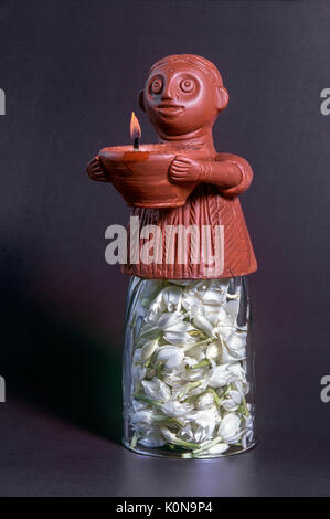 Statue féminine en terre cuite holding diya diwali festival, Inde, Asie Banque D'Images