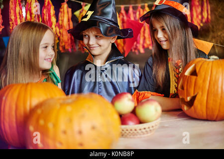 Les enfants s'amuser au cours de l'Halloween Banque D'Images