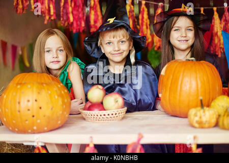 Portrait d'enfants joyeux dans le hangar Banque D'Images