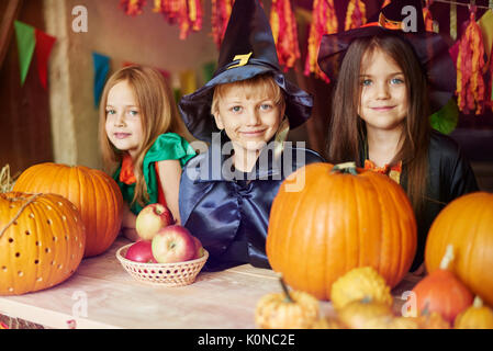 Portrait des enfants vêtus de costumes de Halloween Banque D'Images