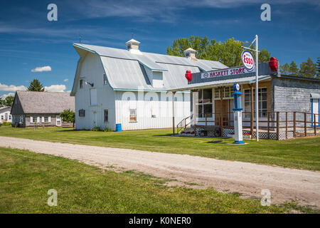 Une ferme grange et station Esso au Pembina Threshermen's Museum, à Winkler, au Manitoba, Canada. Banque D'Images