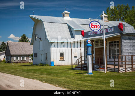 Une ferme grange et station Esso au Pembina Threshermen's Museum, à Winkler, au Manitoba, Canada. Banque D'Images