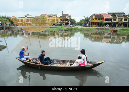 HOI AN, VIETNAM - Novembre 28, 2015. Bateau de tourisme sur la rivière Hoai dans la vieille ville d'Hoi An, Quang Nam, Vietnam. Hoi An est l'une des destinations touristiques populaires en comme Banque D'Images