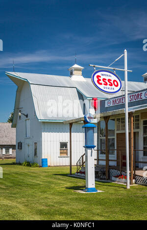 Une station-service Esso au Pembina Threshermen's Museum, à Winkler, au Manitoba, Canada. Banque D'Images