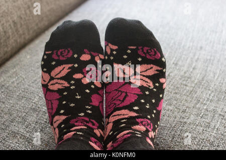 Pieds de femme cute red socks. Banque D'Images