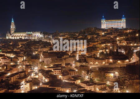 Toledo cityscape at night. Toledo, Espagne. Banque D'Images