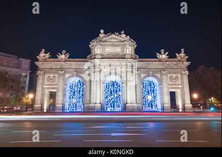 Scène de nuit de Puerta de Alcala gate. Monument célèbre de Madrid, Espagne. Banque D'Images