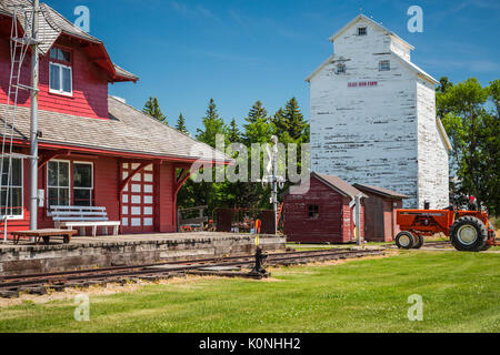 L'ancienne gare de Morden et Elias ascenseur bâtiments de la Pembina Threshermen's Museum, à Winkler, au Manitoba, Canada. Banque D'Images