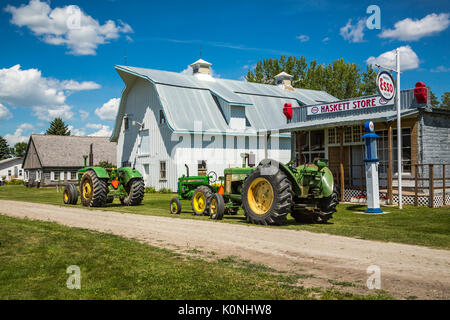 Une ferme grange et station Esso au Pembina Threshermen's Museum, à Winkler, au Manitoba, Canada. Banque D'Images